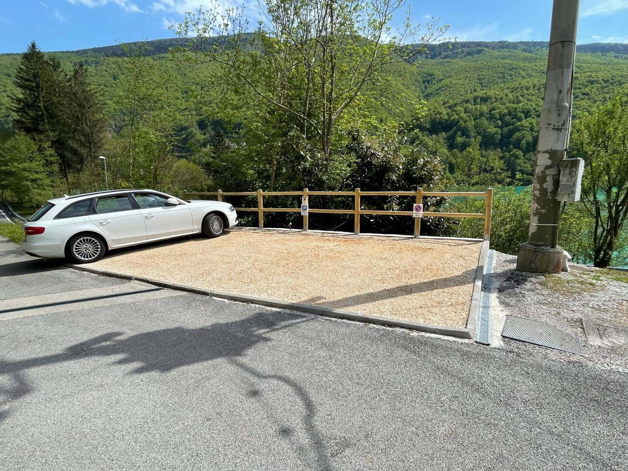 Casa A Schiera Fronte Lago Con Giardino Barcis Exterior photo